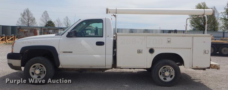 image for item FH9262 2004 Chevrolet Silverado 2500HD utility bed pickup truck