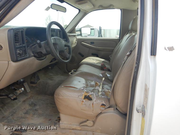 image for item FH9262 2004 Chevrolet Silverado 2500HD utility bed pickup truck