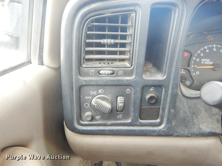 image for item FH9262 2004 Chevrolet Silverado 2500HD utility bed pickup truck