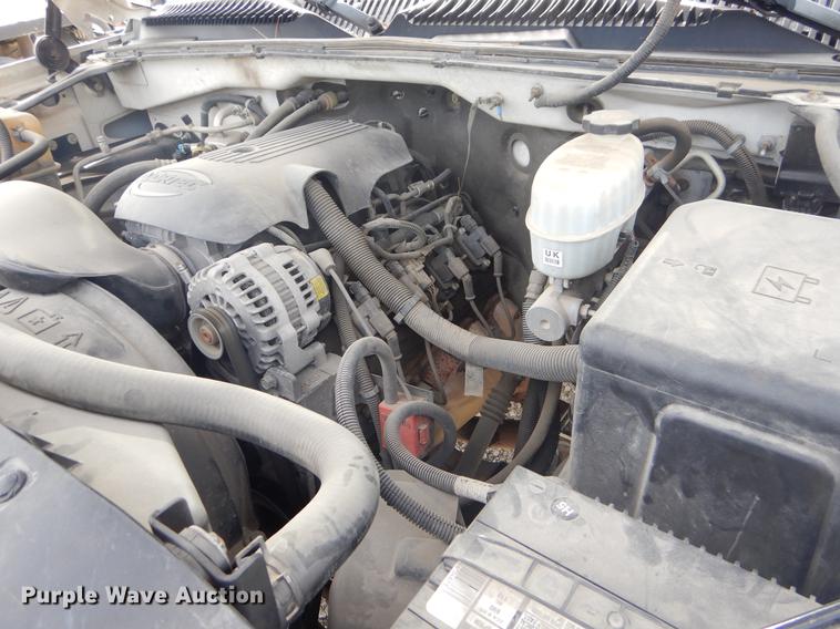 image for item FH9262 2004 Chevrolet Silverado 2500HD utility bed pickup truck