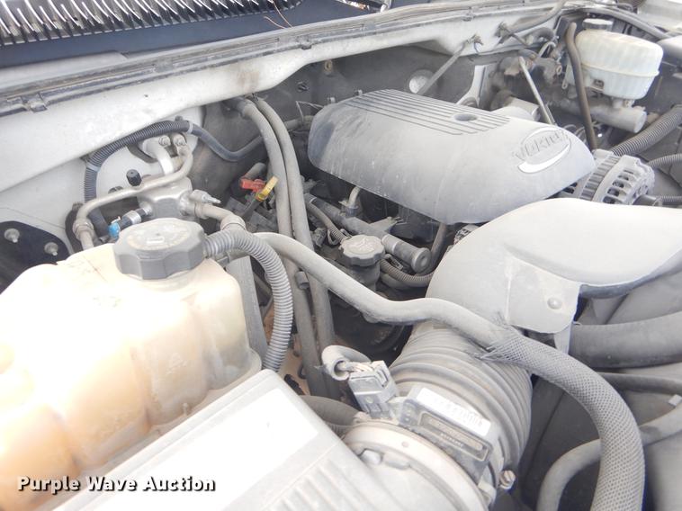 image for item FH9262 2004 Chevrolet Silverado 2500HD utility bed pickup truck