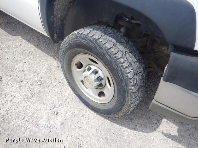 image for item FH9262 2004 Chevrolet Silverado 2500HD utility bed pickup truck