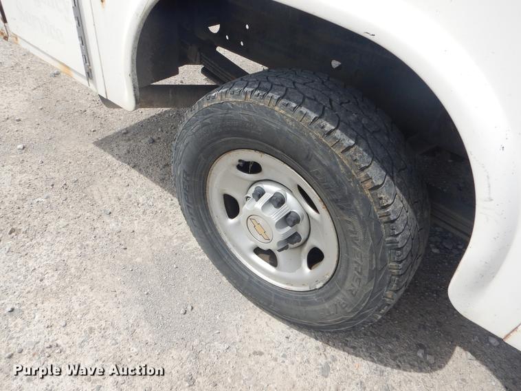 image for item FH9262 2004 Chevrolet Silverado 2500HD utility bed pickup truck