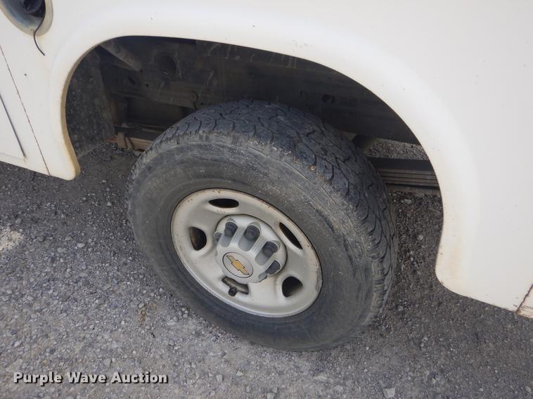 image for item FH9262 2004 Chevrolet Silverado 2500HD utility bed pickup truck