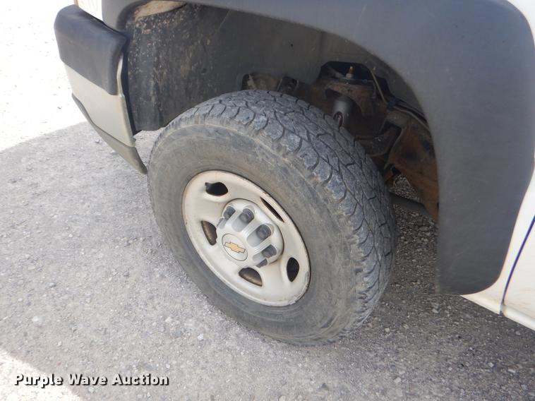 image for item FH9262 2004 Chevrolet Silverado 2500HD utility bed pickup truck