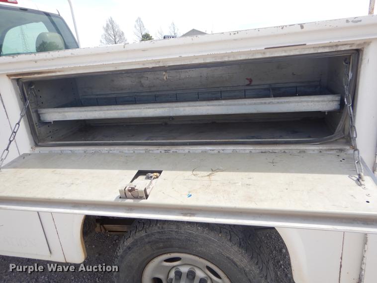 image for item FH9262 2004 Chevrolet Silverado 2500HD utility bed pickup truck