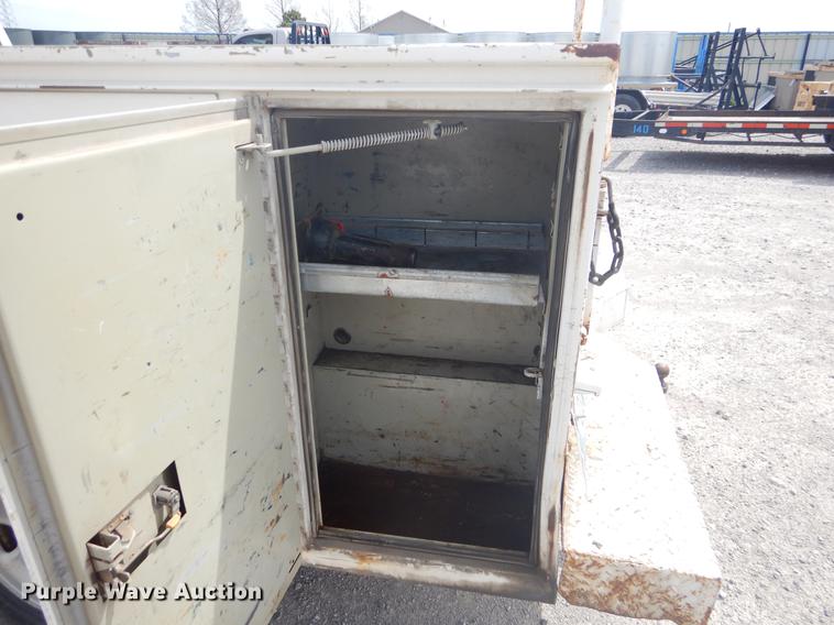 image for item FH9262 2004 Chevrolet Silverado 2500HD utility bed pickup truck