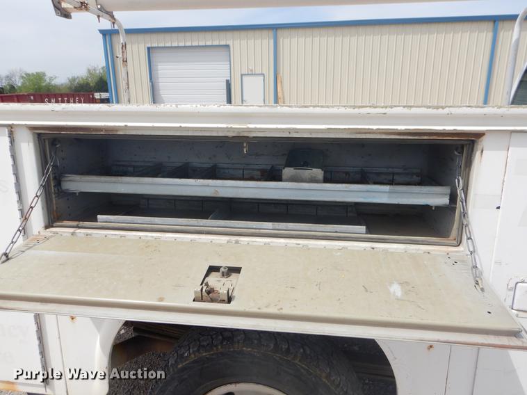 image for item FH9262 2004 Chevrolet Silverado 2500HD utility bed pickup truck