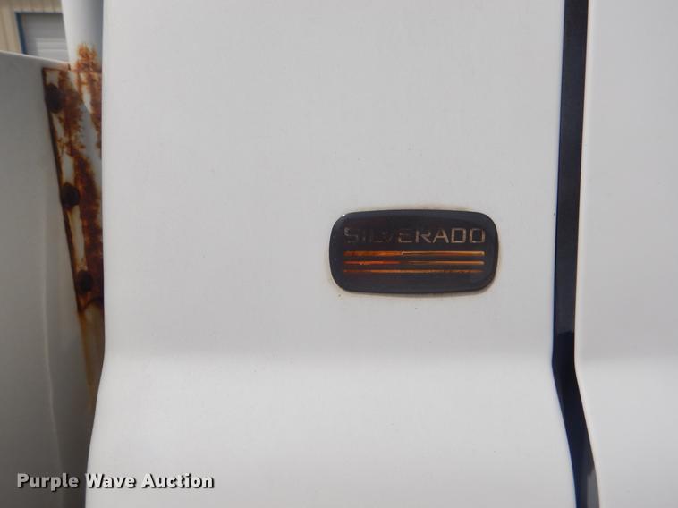 image for item FH9262 2004 Chevrolet Silverado 2500HD utility bed pickup truck