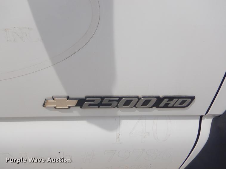 image for item FH9262 2004 Chevrolet Silverado 2500HD utility bed pickup truck