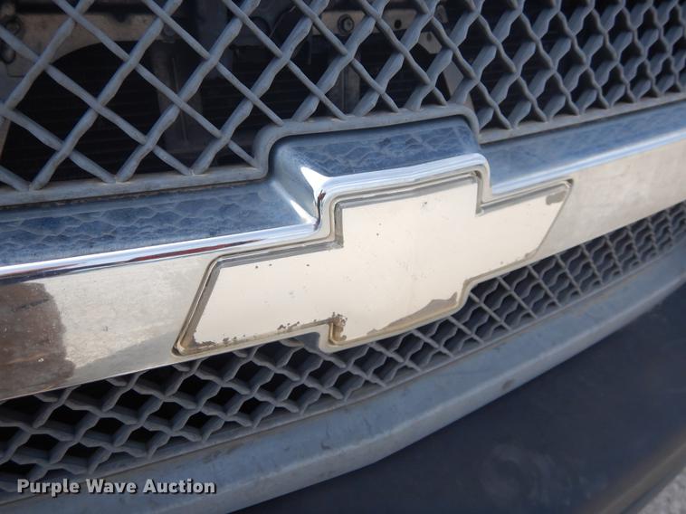 image for item FH9262 2004 Chevrolet Silverado 2500HD utility bed pickup truck