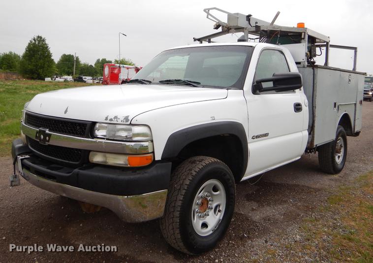 image for item FH9307 2002 Chevrolet Silverado 2500 utility bed pickup truck