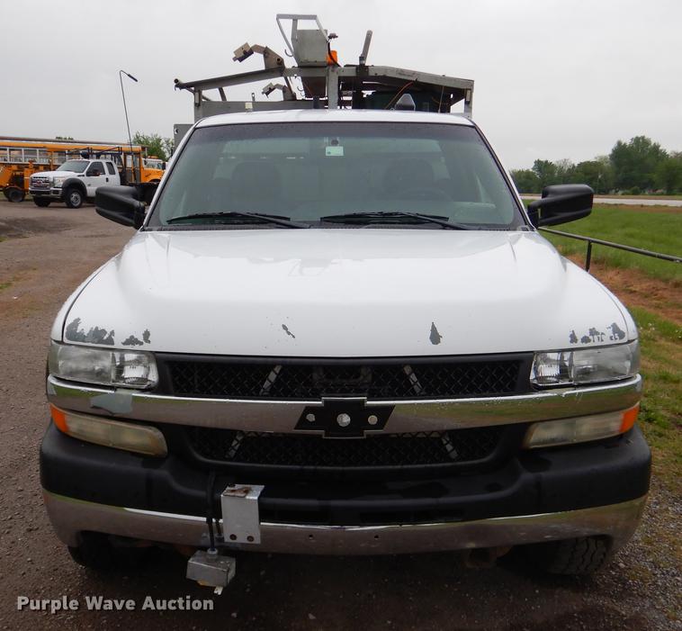 image for item FH9307 2002 Chevrolet Silverado 2500 utility bed pickup truck