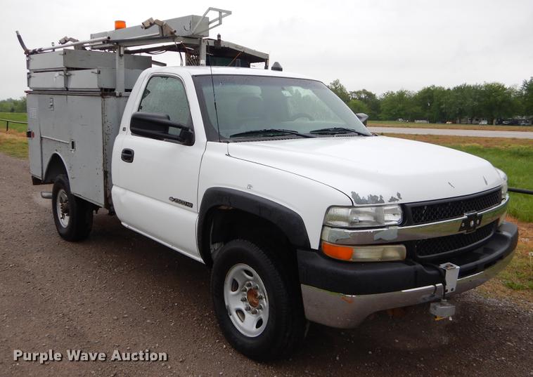 image for item FH9307 2002 Chevrolet Silverado 2500 utility bed pickup truck