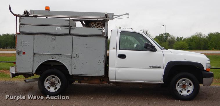 image for item FH9307 2002 Chevrolet Silverado 2500 utility bed pickup truck