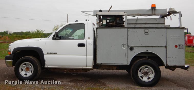 image for item FH9307 2002 Chevrolet Silverado 2500 utility bed pickup truck