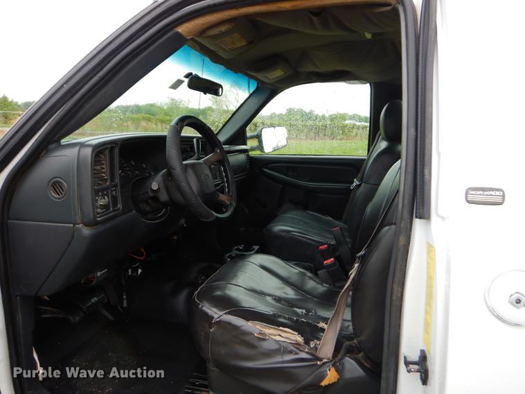 image for item FH9307 2002 Chevrolet Silverado 2500 utility bed pickup truck