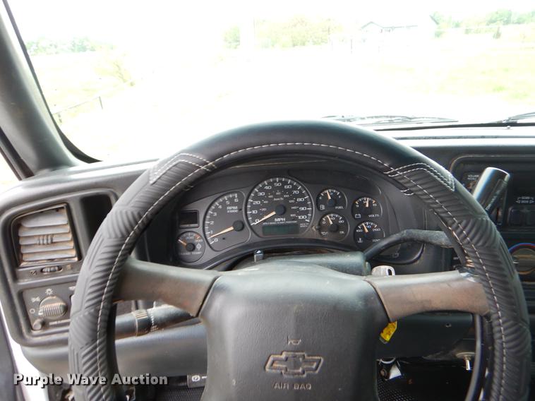 image for item FH9307 2002 Chevrolet Silverado 2500 utility bed pickup truck