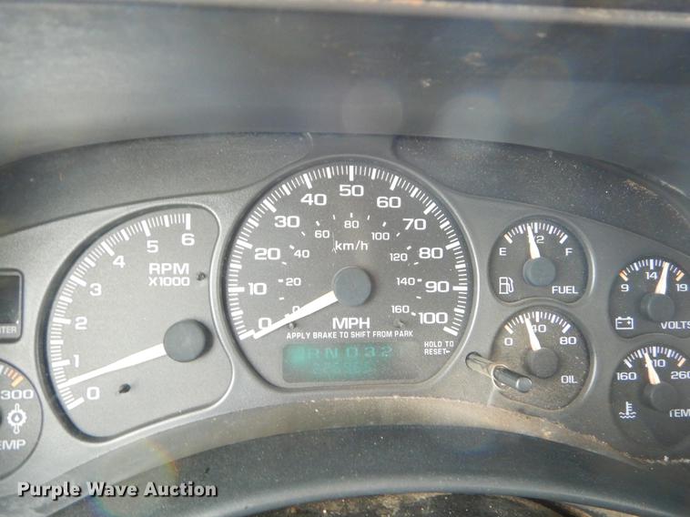 image for item FH9307 2002 Chevrolet Silverado 2500 utility bed pickup truck