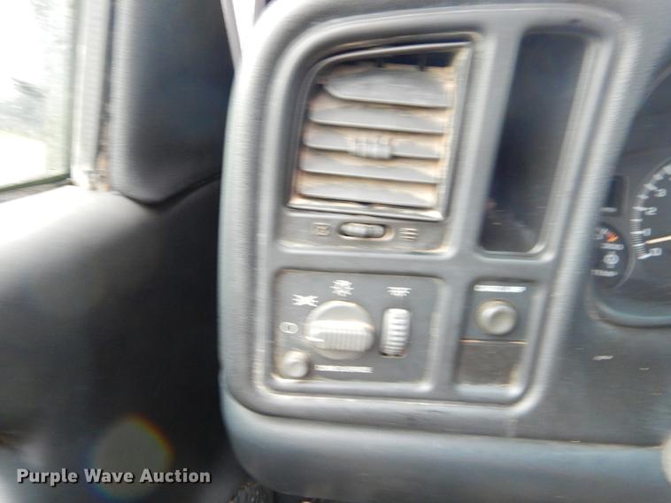 image for item FH9307 2002 Chevrolet Silverado 2500 utility bed pickup truck