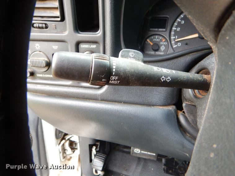 image for item FH9307 2002 Chevrolet Silverado 2500 utility bed pickup truck