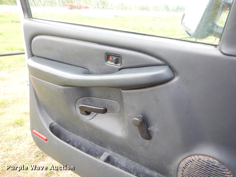 image for item FH9307 2002 Chevrolet Silverado 2500 utility bed pickup truck