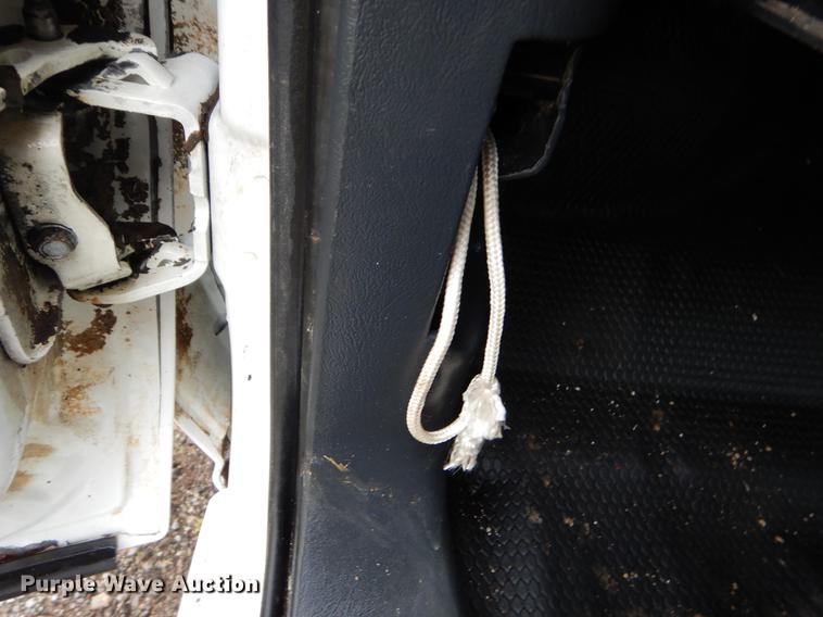 image for item FH9307 2002 Chevrolet Silverado 2500 utility bed pickup truck