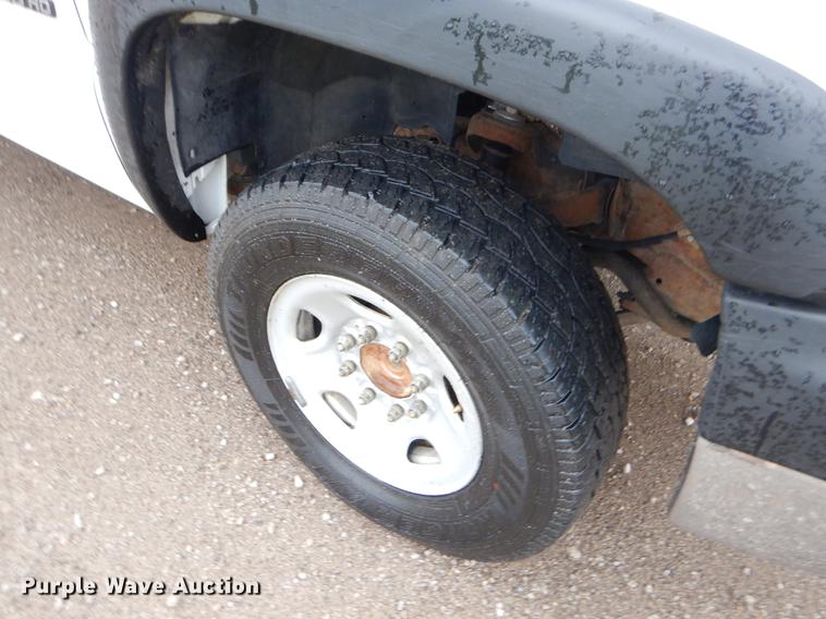 image for item FH9307 2002 Chevrolet Silverado 2500 utility bed pickup truck