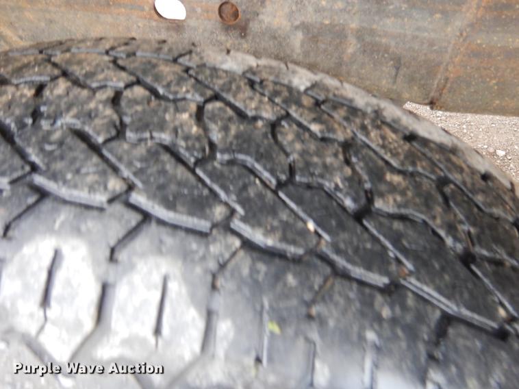 image for item FH9307 2002 Chevrolet Silverado 2500 utility bed pickup truck