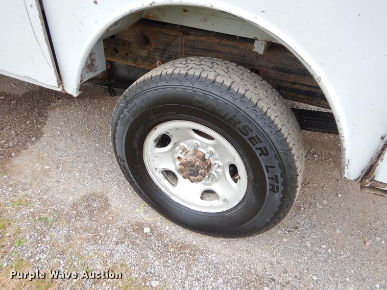 image for item FH9307 2002 Chevrolet Silverado 2500 utility bed pickup truck