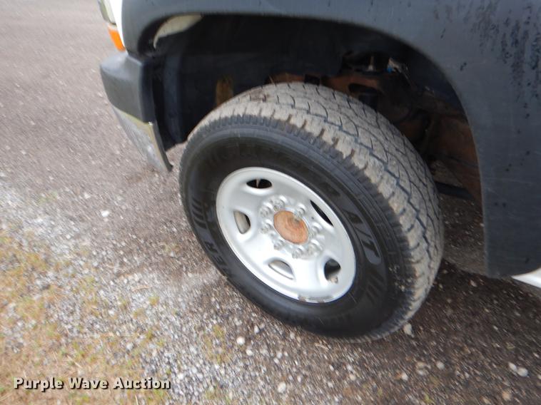 image for item FH9307 2002 Chevrolet Silverado 2500 utility bed pickup truck