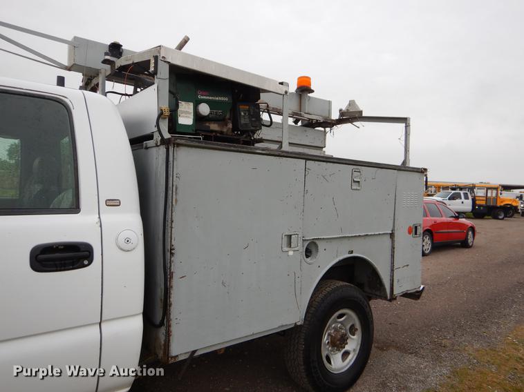 image for item FH9307 2002 Chevrolet Silverado 2500 utility bed pickup truck