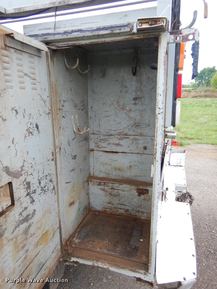 image for item FH9307 2002 Chevrolet Silverado 2500 utility bed pickup truck