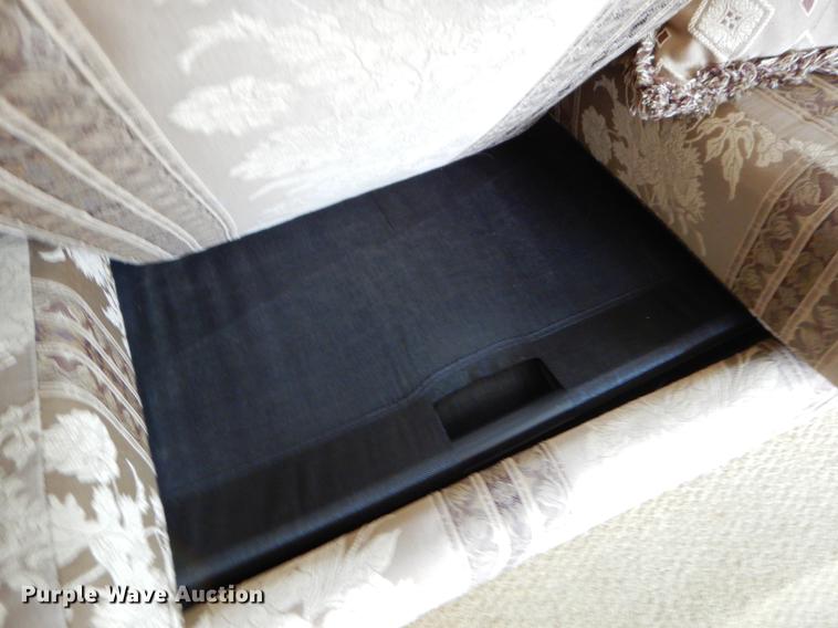 image for item FH9316 2004 Workhorse W22 Intruder 373 RV