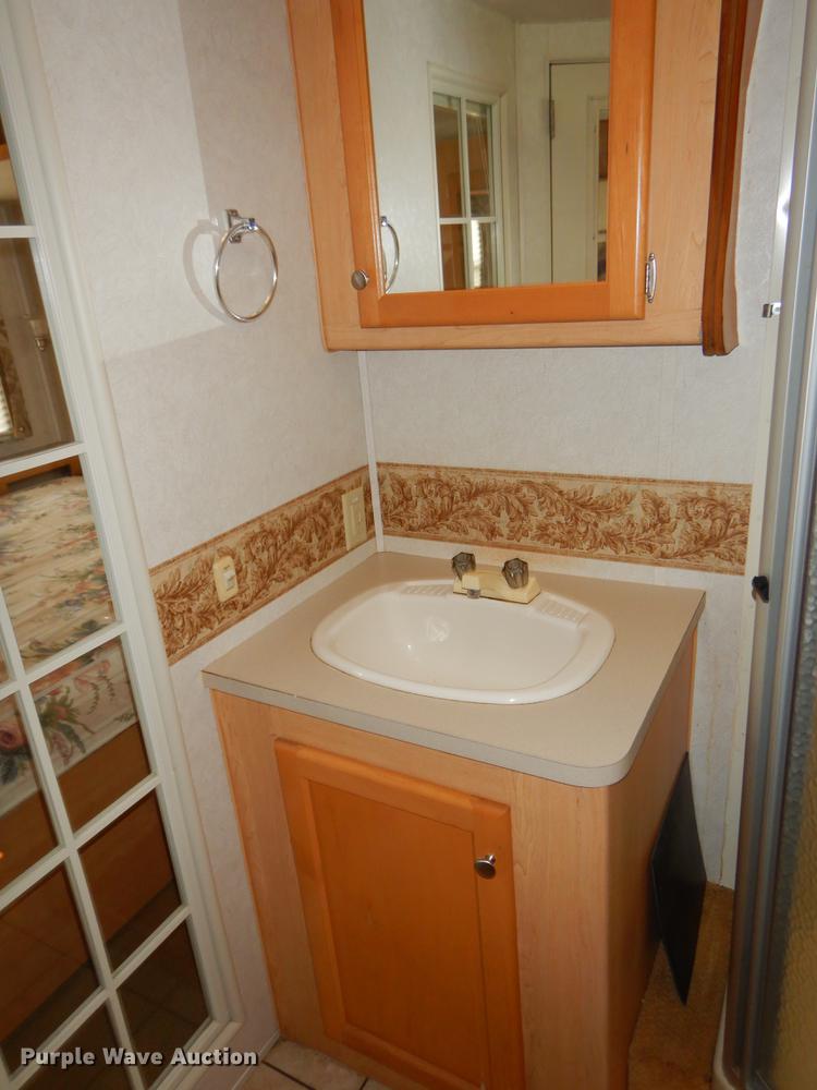 image for item FH9316 2004 Workhorse W22 Intruder 373 RV