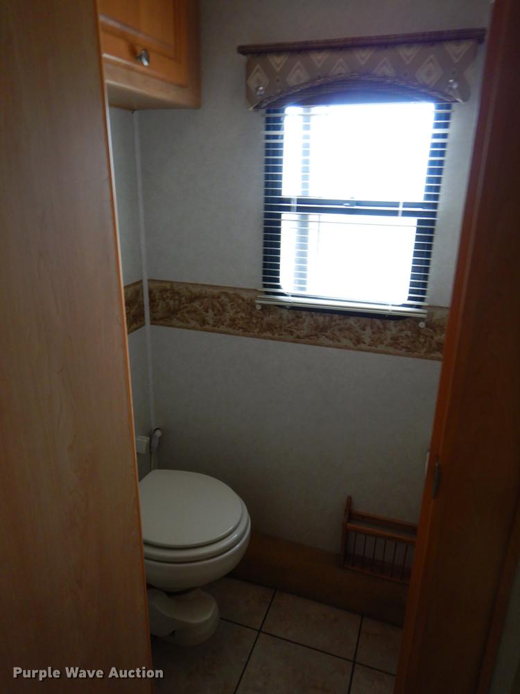 image for item FH9316 2004 Workhorse W22 Intruder 373 RV