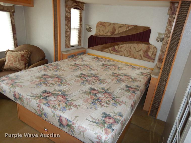 image for item FH9316 2004 Workhorse W22 Intruder 373 RV