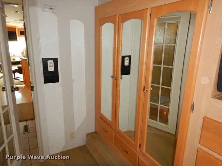 image for item FH9316 2004 Workhorse W22 Intruder 373 RV