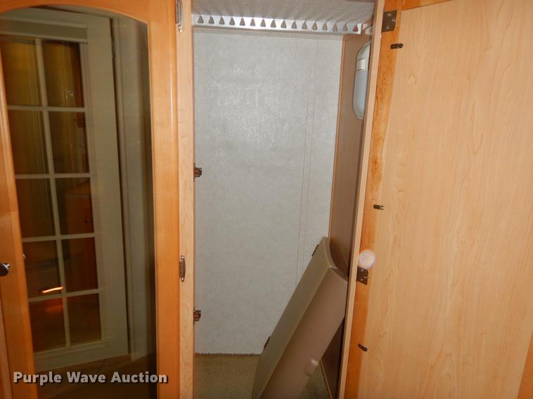 image for item FH9316 2004 Workhorse W22 Intruder 373 RV