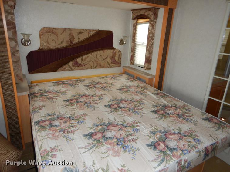 image for item FH9316 2004 Workhorse W22 Intruder 373 RV