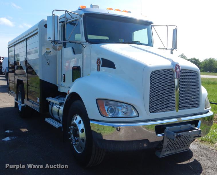 image for item FH9390 2009 Kenworth T370 delivery truck