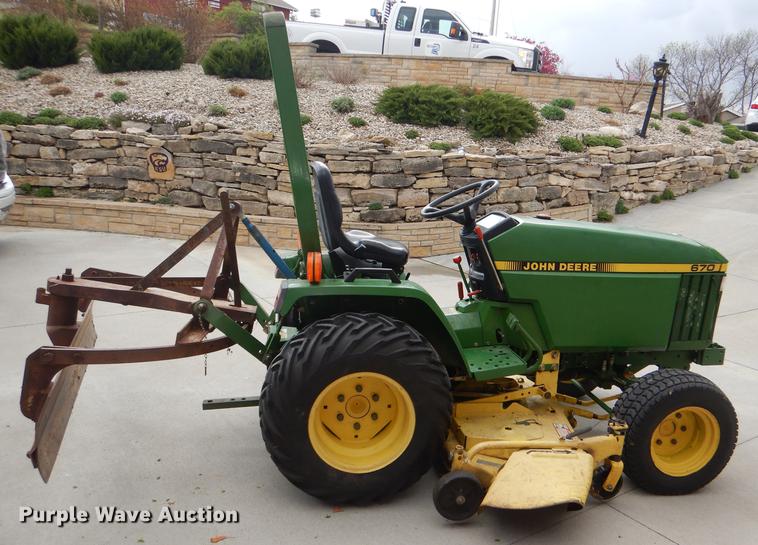 image for item FK9115 1992 John Deere 670 MFWD tractor