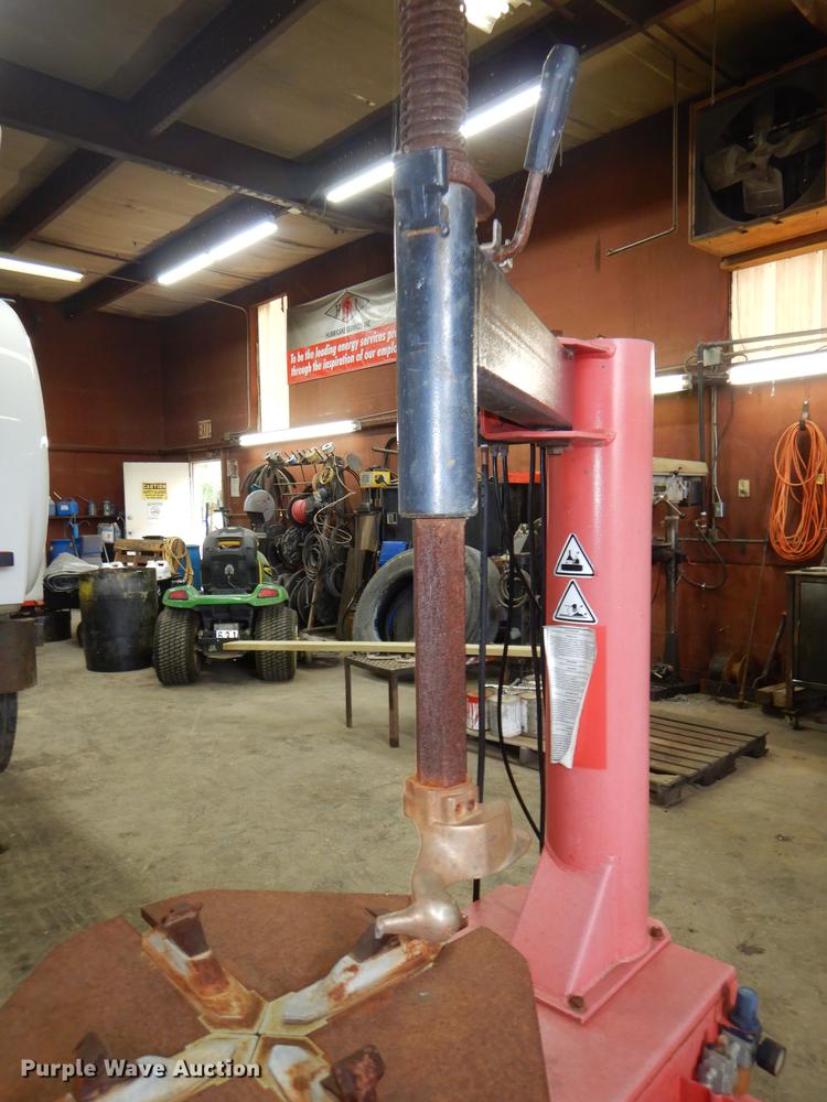 image for item FK9132 Tire machine and tire balancer