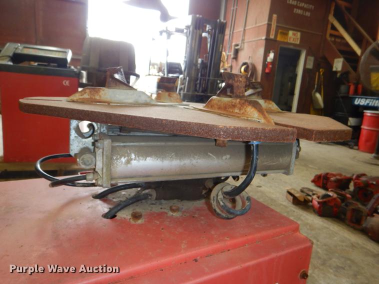 image for item FK9132 Tire machine and tire balancer