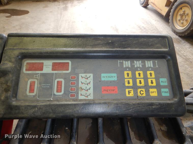 image for item FK9132 Tire machine and tire balancer