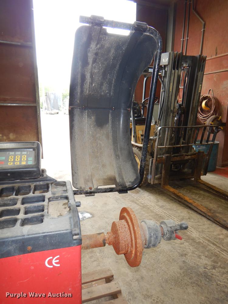 image for item FK9132 Tire machine and tire balancer