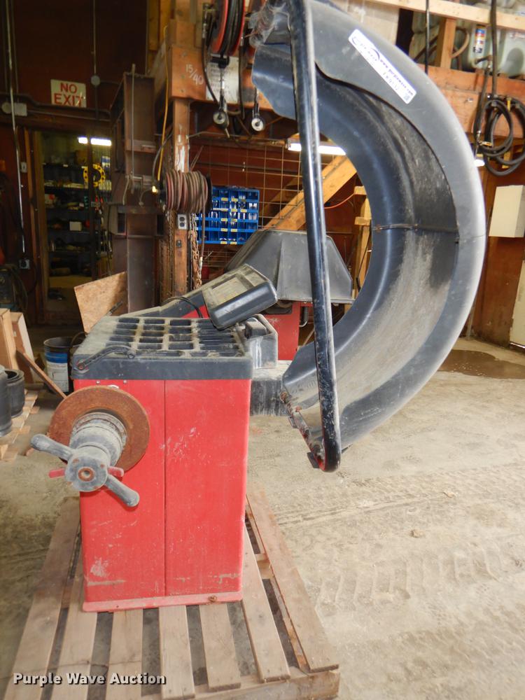 image for item FK9132 Tire machine and tire balancer