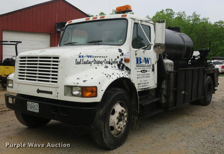 image for item DB8786 1999 International 4700 seal coat truck