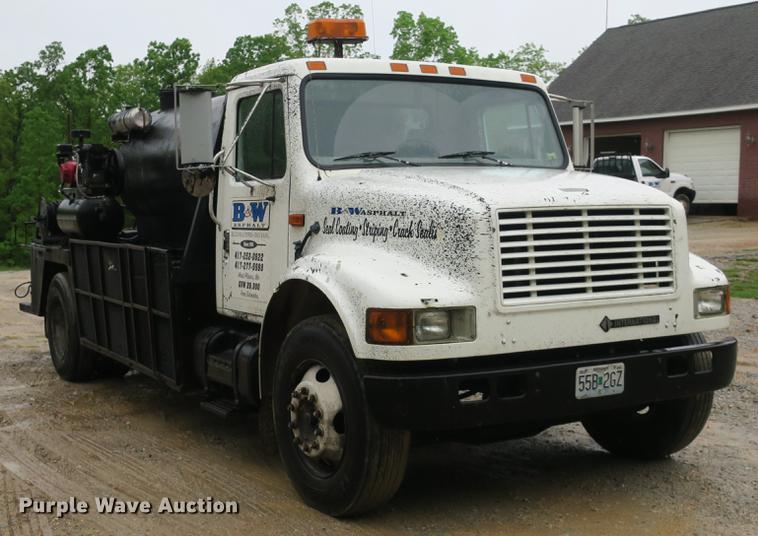 image for item DB8786 1999 International 4700 seal coat truck