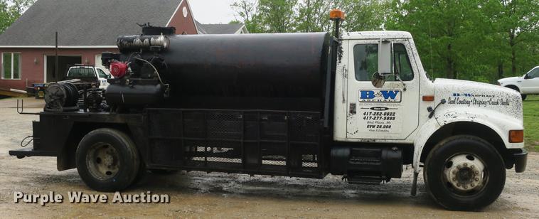 image for item DB8786 1999 International 4700 seal coat truck